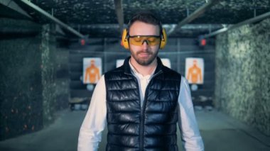 Adam bir dergi silahın üstüne koyar, yakın çekim.