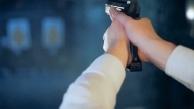 Erkek shooter bir ateş eğitim odada, arkadan görünüm.