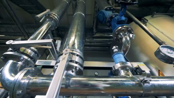 Sistema de presión de una unidad de destilería con tubos y manómetros — Vídeos de Stock