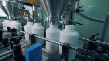 Fabrika Makinaları plastik şişeler, otomatik işlem doldurma.