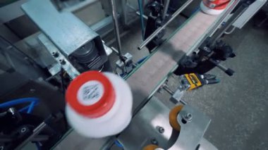 Makine otomatik konveyör, modern teknoloji beyaz şişe paketleri.