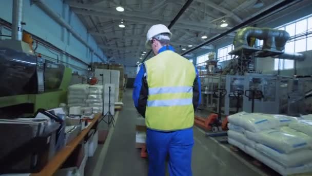 Profesyonel mühendis otomatik konveyör, fabrika makine çalışmalarını kontrol. — Stok video