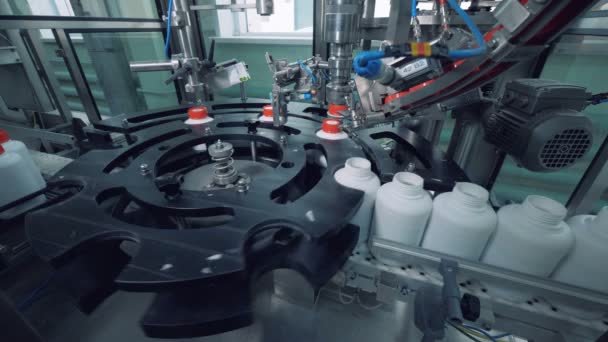 Machine automatisée met des bouchons tandis que les bouteilles, convertisseur d'usine . — Video