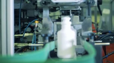 Plastik şişe hareketli bir fabrika satırda iş otomatik.