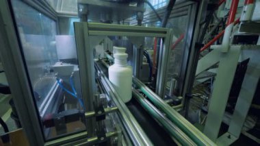 Kimyasal bir fabrika konveyör, otomatik üretim hareketli beyaz şişe.