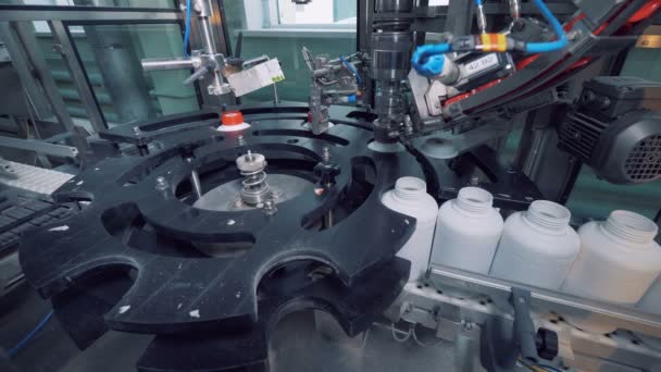 자동화 라인에 플라스틱 병으로 작동 하는 공장 기계. — 비디오