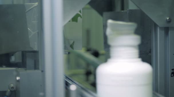 Macchina automatizzata taglia coperchi di contenitori di plastica su un trasportatore . — Video Stock