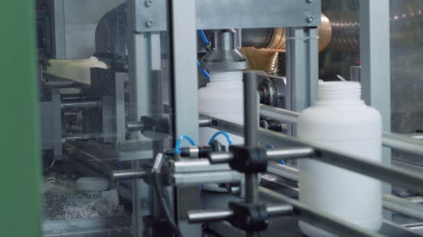 L'équipement de l'usine fonctionne avec des bouteilles avec des produits chimiques sur convoyeur automatisé . — Video