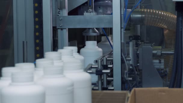 Bouteilles en plastique dans la ligne de production — Video