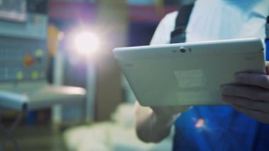 Bir adam bir tablet ile çalışıyor yazarak.