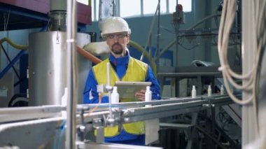 Profesyonel mühendis otomatik konveyör, fabrika makine çalışmalarını kontrol.