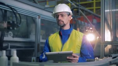 Bir işçinin bir konveyör taşıma türleri tablet şişe, görünüyor.