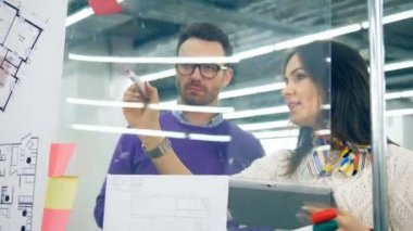 Planı, Ofis çalışanları tartışırken mühendisleri bir resepsiyon ile çalışır.