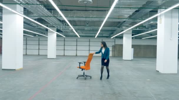 Šťastné ženské úředník tančí s židli sám. — Stock video