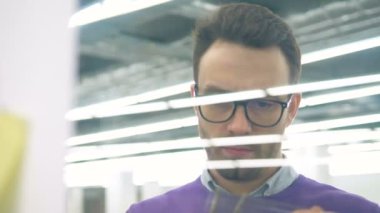 Erkek mimar blueprint, mühendislik donanımları ile çalışan bir bölücü kullanır.