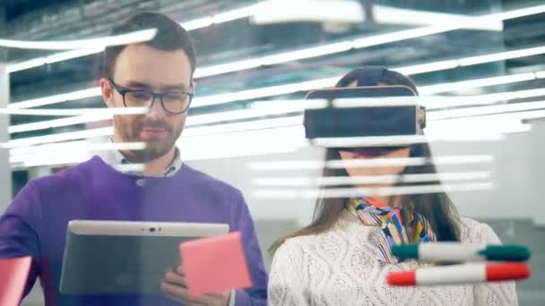 Arquitetos usam óculos VR enquanto trabalham com um esquema, tecnologia moderna . — Vídeo de Stock
