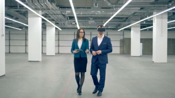Un hombre usa gafas VR mientras trabaja con una mujer de negocios, tecnología moderna . — Vídeos de Stock