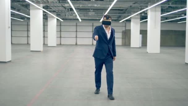 Um empresário usa óculos VR enquanto trabalha, realidade aumentada . — Vídeo de Stock