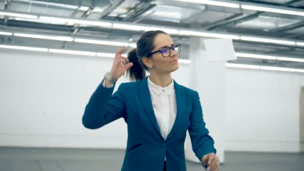 Un employé de bureau commence à danser, jetant du papier . — Video