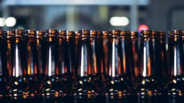 Kahverengi şişe bira konveyör hareket yakın çekim.