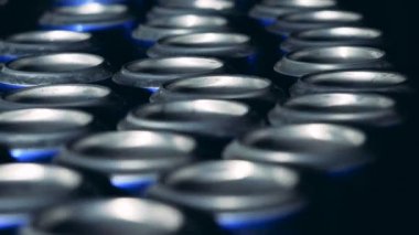 Metal kutular bir çizgi üzerinde hareket yakın.