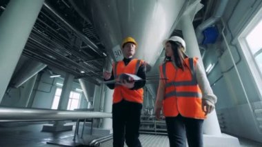 Erkek ve kadın kapları, birahaneler için Kişilik yürüyüş yakın.