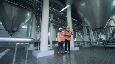 İşçi konuşmak, bir bira, bira konteyner yakınındaki ayakta yakın çekim.