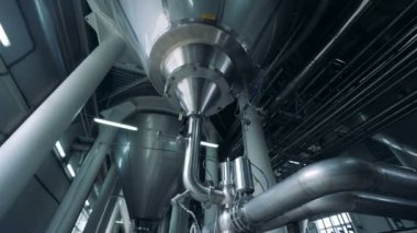 Borular, alt görünümü ile bir bira tank.