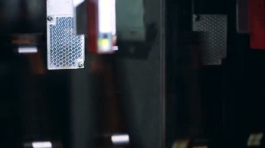 Şişe bira fabrikası, özel bir konveyör taşıma yakın çekim.