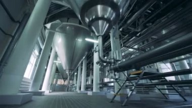 Bira, bira fabrikası, alttan görünüm için metal tanklar.