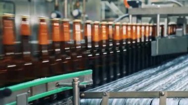 Satır özel bir satırda hareket şişe tam, yakın çekim.