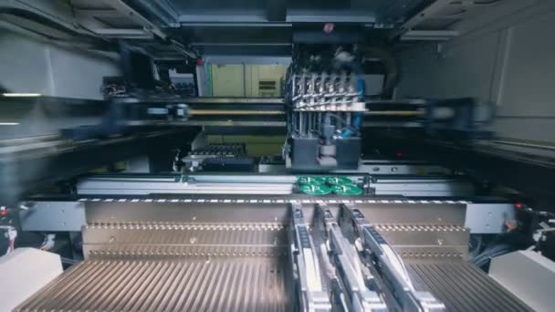 Een machine maakt systeem planken, close-up. — Stockvideo