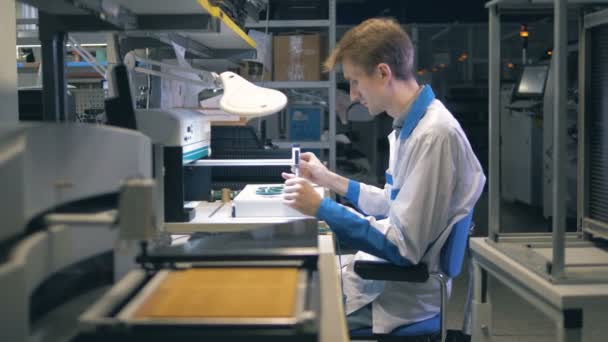 Chips de sistema de soldadura del hombre en un laboratorio, de cerca . — Vídeos de Stock