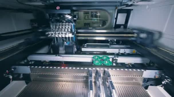 Geautomatiseerde machine werkt met chip, microcircuit, microchip, geïntegreerde schakeling. — Stockvideo