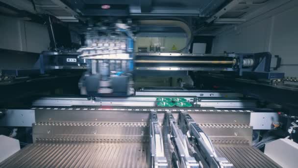 Fabriksutrustning fungerar med chip, datavetare, mikrochip, integrerad krets — Stockvideo