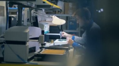 Sistem kartları ile çalışırken bir mühendis aracı kullanır, yakın çekim.