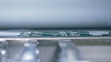 Bir fabrikada monte mikroçip yakın çekim.