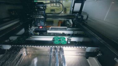 Modern ekipman bilgisayar çipi, microcircuit, miniyonga, entegre devre lehimleme