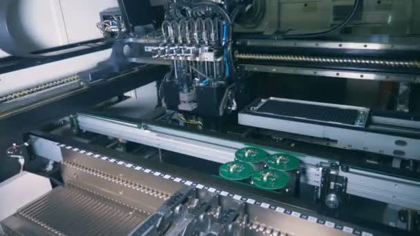 La máquina moderna trabaja con placas de sistema en un laboratorio, de cerca . — Vídeos de Stock
