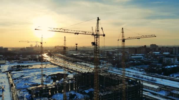 Mehrere Kräne arbeiten an einem Gebäude auf einer Baustelle. — Stockvideo