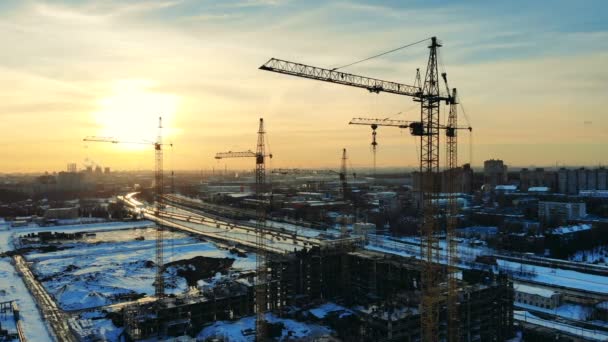 Construção de edifícios, guindastes torre de trabalho em um local . — Vídeo de Stock