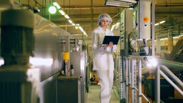 Ένα άτομο που λειτουργεί με εξοπλισμό εργοστάσιο σε μια μονάδα παραγωγής τροφίμων. — Αρχείο Βίντεο