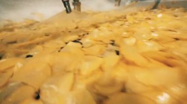 Yağda kızarmış patates cips bir çizgi üzerinde hareket kaplı.