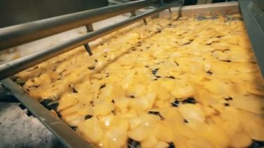 Kızartma cips gıda fabrikasında otomatik hat üzerinde hareket.