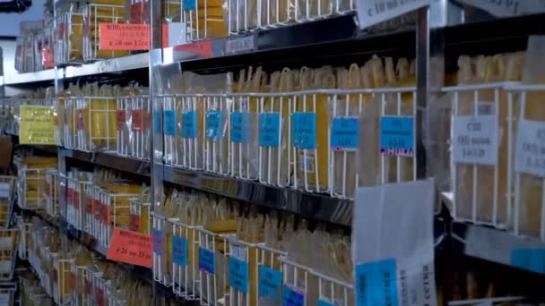 Bolsas con plasma almacenado en bastidores grandes, equipo de laboratorio . — Vídeo de stock