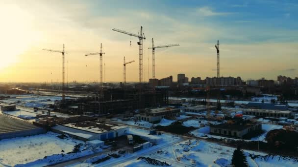 Trabajos de construcción de grúas colocadas en un sitio cerca de un edificio . — Vídeos de Stock