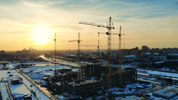 Equipo de construcción moderno en el trabajo en un sitio, construyendo una casa . — Vídeos de Stock