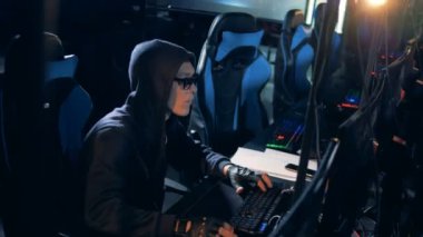 Erkek bir profesyonel tarafından yürütülen sunucuları hacking