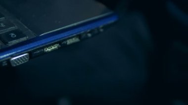 Hackerlar flashdrive alınır dışarı ve bir Usb bağlantı noktasına takılı