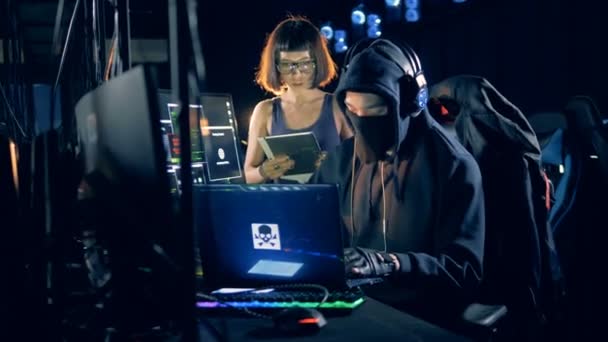 Uma mulher e um homem hackers estão invadindo servidores — Vídeo de Stock